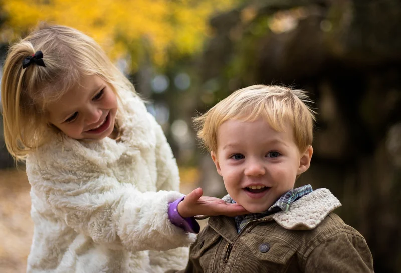Bambini che giocano e sorridono